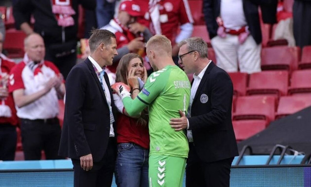 Κρίστιαν Έρικσεν: Μπήκε στο γήπεδο η γυναίκα του και ξέσπασε σε κλάματα – Συγκλονιστικές εικόνες