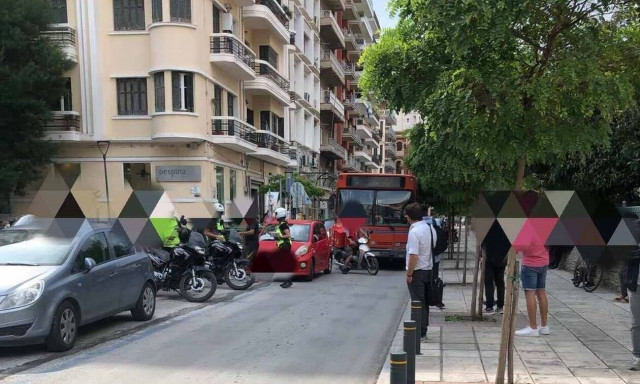 Θεσσαλονίκη-Φωτογραφία: Διπλοπάρκαρε, μπλόκαρε λεωφορείο και διαμαρτυρόταν στην Τροχαία