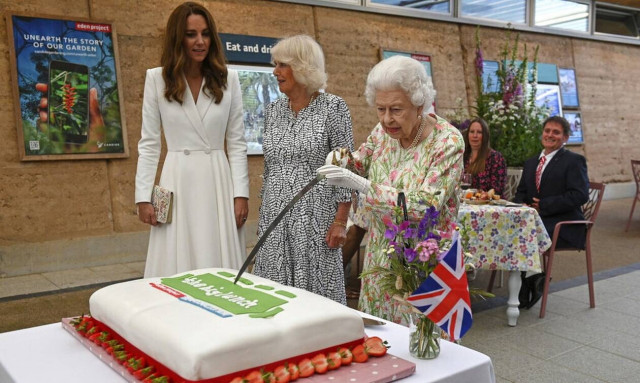 Βρετανία: Η βασίλισσα έκοψε τούρτα με... σπαθί - Η παρατήρηση και το αυστηρό βλέμμα σε βοηθό της