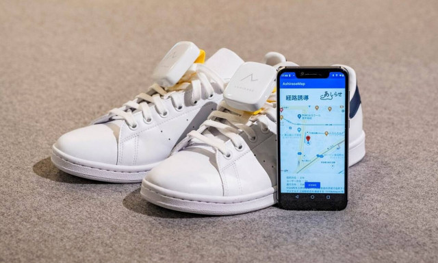 Ειδικά παπούτσια βοηθούν άτομα με προβλήματα όρασης να βρίσκουν τον δρόμο τους (vid)