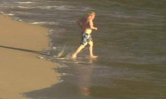 G7: O Μπόρις Τζόνσον…πάει για μπάνιο στη θάλασσα κατά τη σύνοδο στο Κόρνγουολ