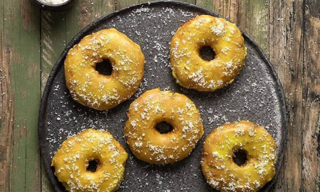 Άκης Πετρετζίκης: Πανεύκολη συνταγή για λουκουμάδες με ανανά