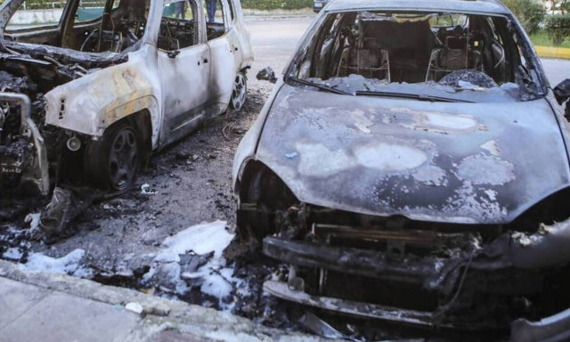 «Συναγερμός» στην Κυψέλη: Εμπρηστική επίθεση σε οχήματα εταιρείας ταχυμεταφορών