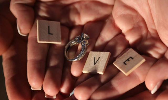 Απίστευτο και όμως αληθινό! Δίδυμες αρραβωνιάστηκαν τον ίδιο άνδρα (video)