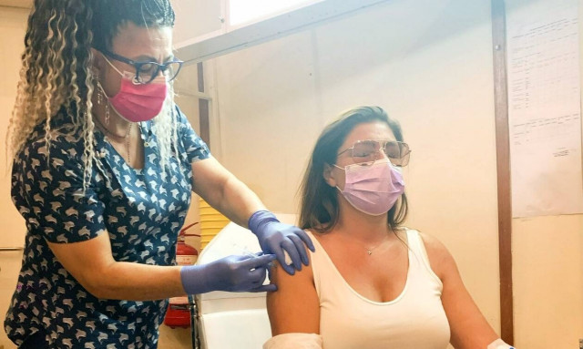 Έλενα Παπαρίζου: Έκανε το εμβόλιο και ευχαρίστησε τον Βασίλη Κικίλια και το ΕΣΥ