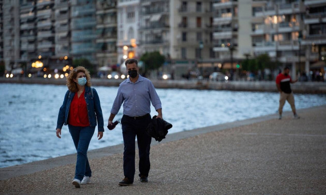 Πιερρακάκης: Με «γαλλικό μοντέλο» τα προνόμια για τους εμβολιασμένους