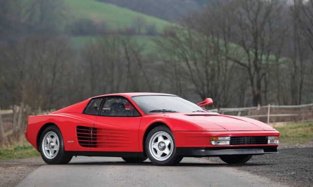 Πως μπορεί να μεταφέρει κανείς μια μεγάλη smart TV με με μια Testarossa;