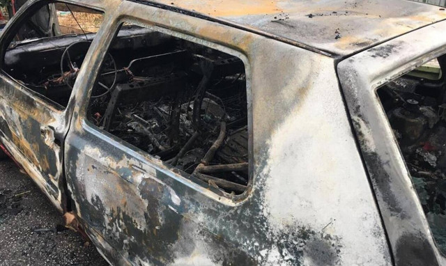 Έκαψαν αυτοκίνητο στο κέντρο της Αθήνας (pics)