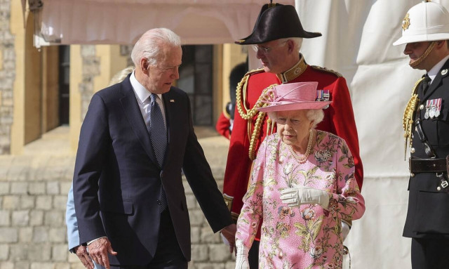 Τζο Μπάιντεν: Όχι μία αλλά τρείς φορές (!) παραβίασε το πρωτόκολλο στα ραντεβού του με τη βασίλισσα