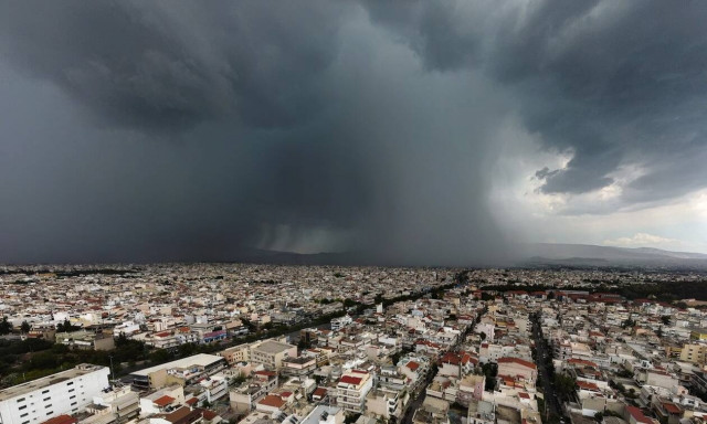 Καιρός ΤΩΡΑ: «Φθινόπωρο» στην καρδιά του Ιουνίου - Με καταιγίδες και πτώση της θερμοκρασίας η Τρίτη