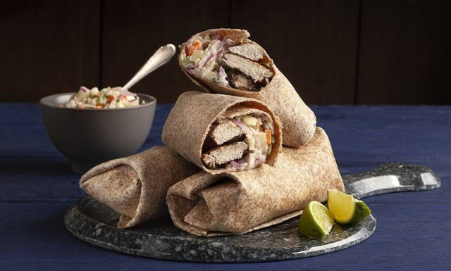 Τορτίγια με κοτόπουλο και σαλάτα coleslaw - Φτιάξτε τις όπως ο Άκης Πετρετζίκης