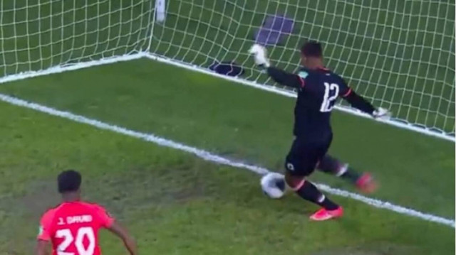 Το αυτογκόλ της χρονιάς - Η επική γκάφα τερματοφύλακα (video)