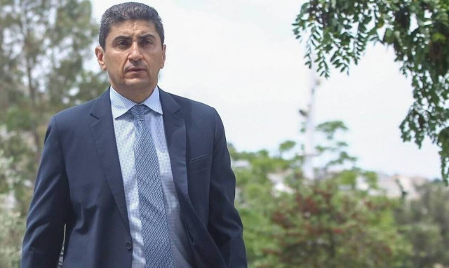 Χάος στην Εξεταστική για την... καραμέλα του Αυγενάκη