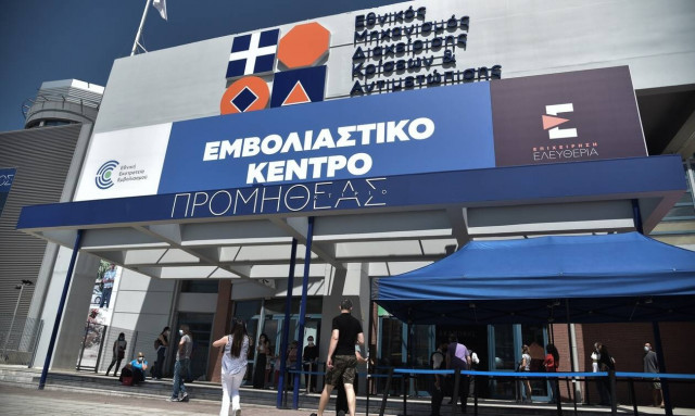 Εμβόλιο κορονοϊού: Άνοιξε η πλατφόρμα για τους 18 - 24 ετών για τα τρία εμβόλια