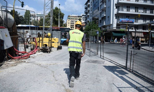 Νομοσχέδιο για τα εργασιακά: 15 απαντήσεις για τις αλλαγές σε υπερωρίες, ρεπό, ψηφιακή κάρτα, άδειες