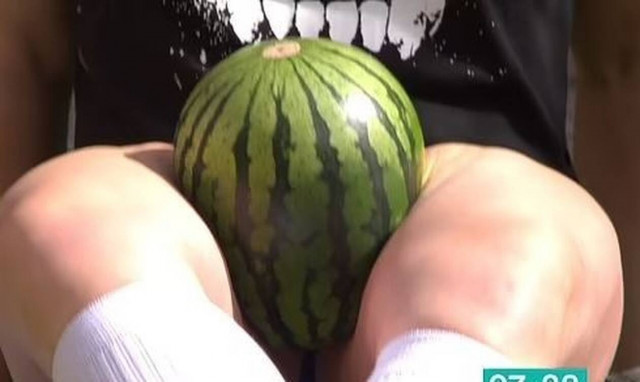 Σκωτσέζα έσπασε τρία καρπούζια σε 15 δευτερόλεπτα χρησιμοποιώντας τους… μηρούς της