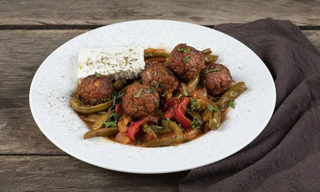 Πεντανόστιμα χοιρινά κεφτεδάκια με φασολάκια από τον Άκη Πετρετζίκη