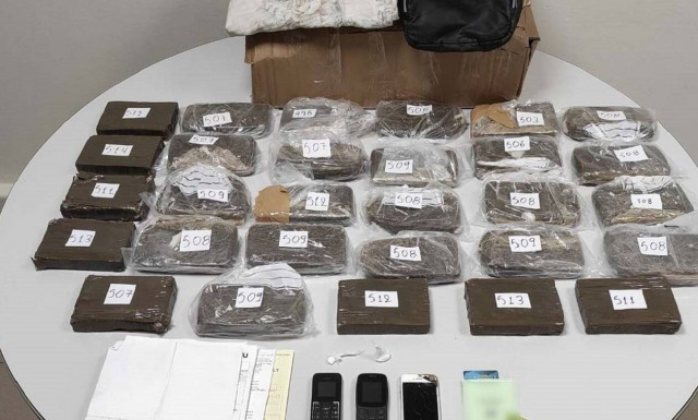 Θεσσαλονίκη: 26χρονη μετέφερε 14 κιλά ηρωίνης – Εμβόλισε περιπολικό (pics)