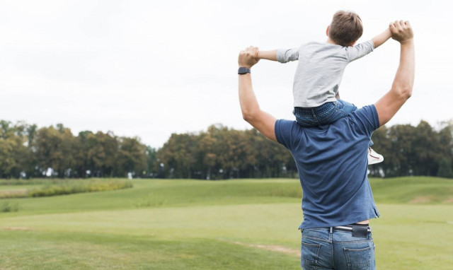 Πατέρας, ο στυλοβάτης της ελληνικής οικογένειας και αυτή η ημέρα είναι αφιερωμένη μόνο σ’ αυτόν