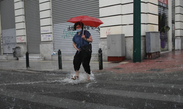 Καιρός σήμερα: Βροχές και χαλάζι τις επόμενες ώρες -  Δείτε σε ποιες περιοχές (ΧΑΡΤΕΣ)