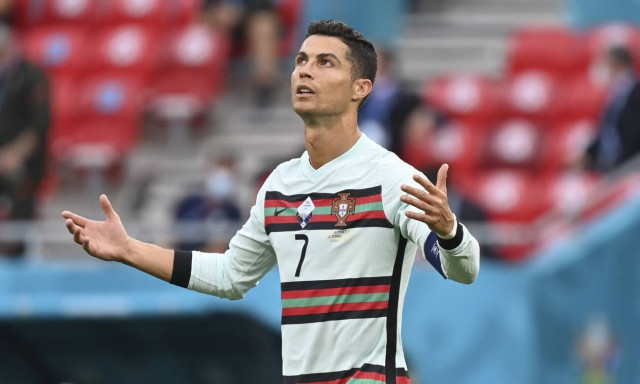 Euro 2020: Η UEFA προειδοποιεί με πρόστιμα για τις μετακινήσεις μπουκαλιών σε συνεντεύξεις Τύπου