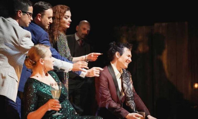 Το αριστουργηματικό ψυχολογικό θρίλερ του Πάτρικ Χάμιλτον «Θηλιά» στο Θέατρο Αθηνά