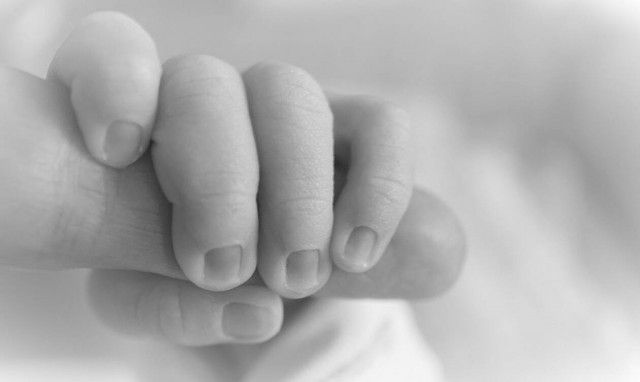 Ινδία: Βρέφος 22 ημερών βρέθηκε να επιπλέει μέσα σε κουτί σε ποταμό