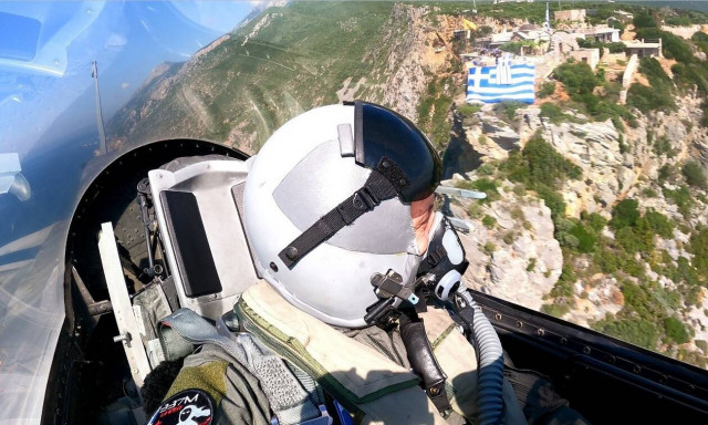 «Μολών Λαβέ» από το Στρατηγό Φλώρο: Πάνω από το μνημείο του υποσμηναγού Σιαλμά ο Αρχηγός ΓΕΕΘΑ