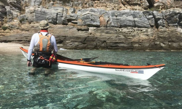 Τρεις καγιάκερ κωπηλατούν από την Εύβοια έως την Ικαρία