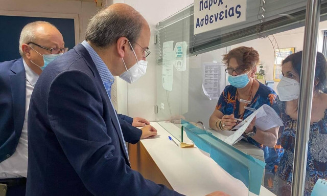 Αιφνιδιαστική επίσκεψη Χατζηδάκη σε υποκατάστημα του ΕΦΚΑ - Βρήκε 21 από τους 35 εργαζόμενους