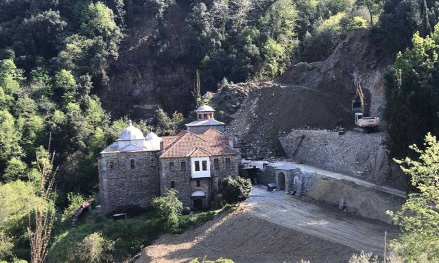 Covid free το Άγιον Όρος: Ξεκίνησε να δέχεται και πάλι επισκέπτες