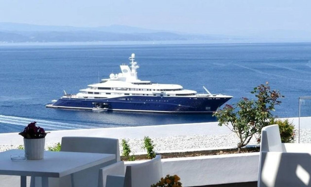 Σκιάθος: Στην «Μάραθα» ο σεΐχης του Κατάρ με το περίφημο «Al Mirqab»