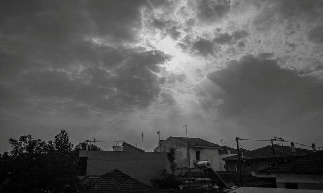 Καιρός Αγίου Πνεύματος: Άστατος ο καιρός το Σαββατοκύριακο – Σε ποιες περιοχές θα βρέξει (χάρτες)