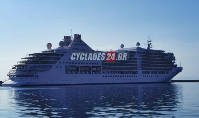 Εντυπωσιακές εικόνες στη Σύρο: Κατέφθασε το πρώτο κρουαζιερόπλοιο της φετινής σεζόν