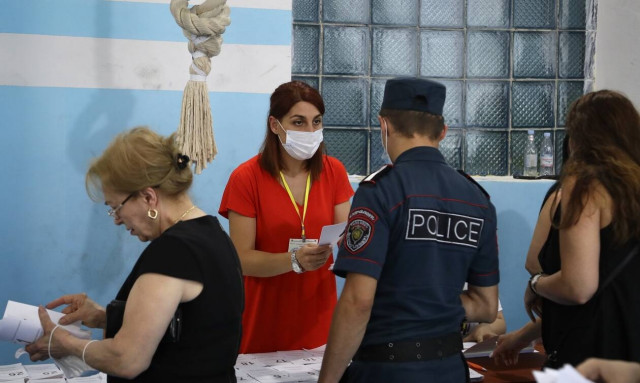 Αρμενία: Νίκη του πρωθυπουργού Πασινιάν δείχνουν τα αποτελέσματα, εν μέσω κατηγοριών για νοθεία