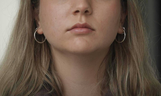 Γαλλίδα στο εδώλιο για τον φόνο του πατριού, βιαστή και μετέπειτα συζύγου και προαγωγού της