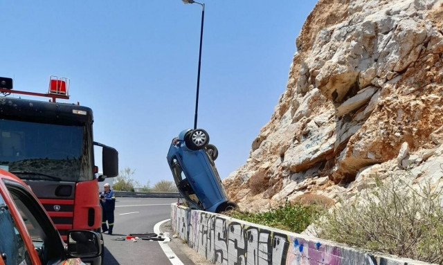 Τροχαίο στα Λιμανάκια Βουλιαγμένης - Αυτοκίνητο «καρφώθηκε» στα βράχια (pics)