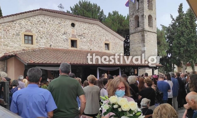 Θεσσαλονίκη: Σπαραγμός στην κηδεία της 14χρονης που πέθανε μετά από επέμβαση