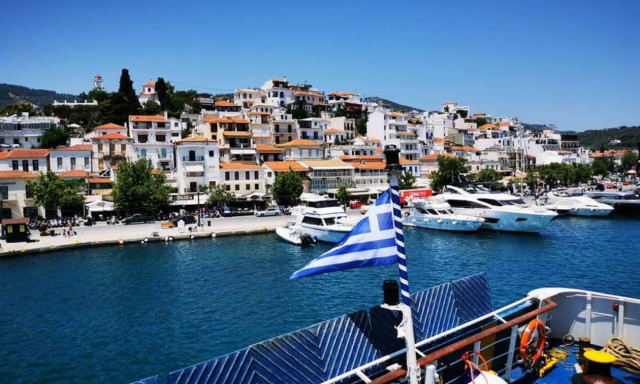 Σκιάθος: Κοσμοπολίτισσα και εμβολιασμένη «ποντάρει» στους Έλληνες