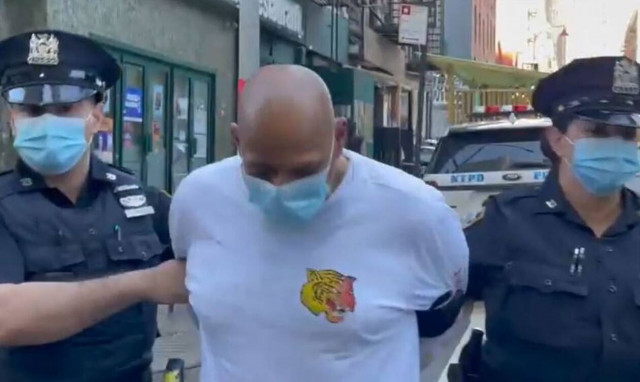 Νέα Υόρκη: 63χρονος συνέθλιψε το κεφάλι της συζύγου του με λοστό ενώ περίμενε το λεωφορείο