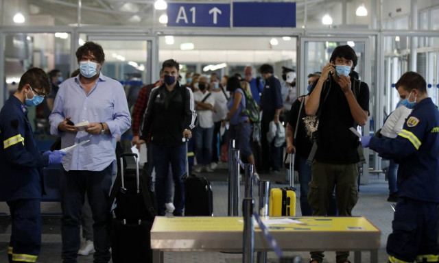 Βρετανία: Πώς η Ελλάδα και άλλες χώρες μπαίνουν ξανά στον «χάρτη των διακοπών»