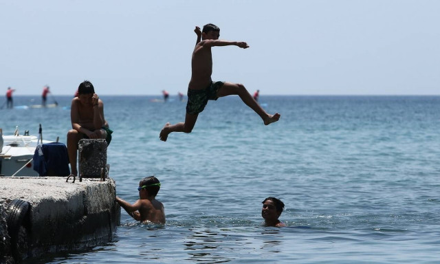 Καιρός τώρα: Σε κλοιό καύσωνα από σήμερα η χώρα – Πότε θα έρθουν τα «40άρια»