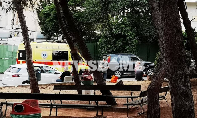 Επίθεση με βιτριόλι στη Μονή Πετράκη: Η στιγμή που μεταφέρονται στο ΚΑΤ οι τρεις Μητροπολίτες