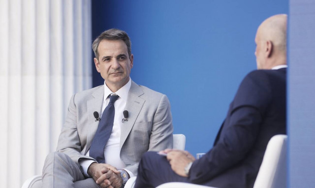 PM Mitsotakis talks with SETE's Retsos: Greece needs to update its tourism brand