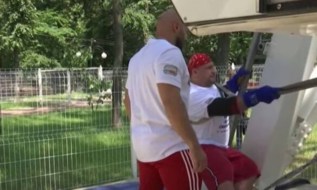 Ρώσος γύρισε ρόδα λούνα παρκ βάρους 141 τόνων με τα χέρια του (vid)