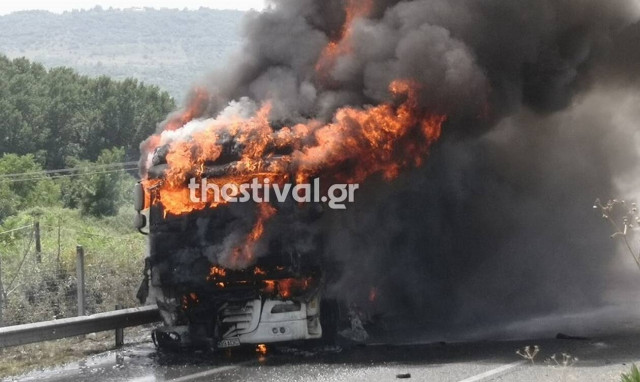 Βέροια: Νταλίκα τυλίχθηκε στις φλόγες στην Εγνατία Οδό