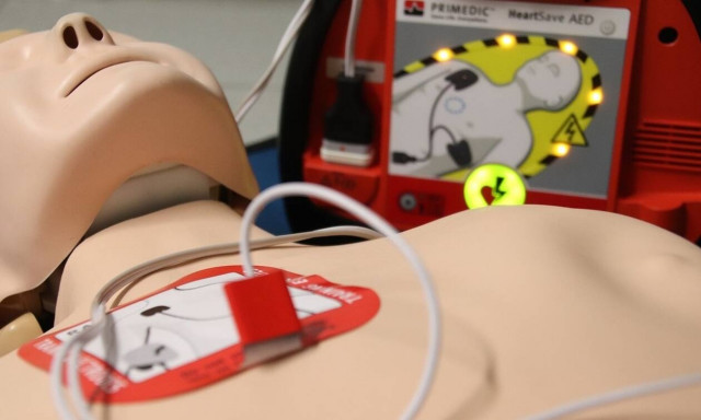 Πρώτες βοήθειες - Ρεπορτάζ Newsbomb.gr: Το μικρό κόστος ενός απινιδωτή μπροστά στην ανεκτίμητη ζωή