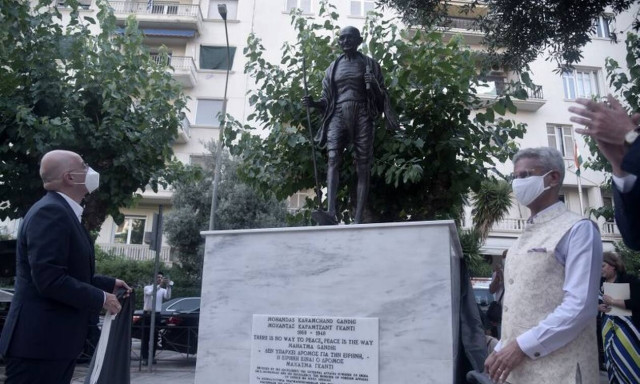 Έγιναν τα αποκαλυπτήρια του ανδριάντα του Μαχάτμα Γκάντι στην Αθήνα