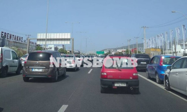 Κίνηση στην Εθνική Οδό Αθηνών – Λαμίας: Πήρε φωτιά φορτηγό, ουρές χιλιομέτρων και ταλαιπωρία