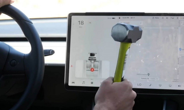 Mπορεί ένα Tesla να οδηγηθεί αν του σπάσεις την οθόνη; (vid)